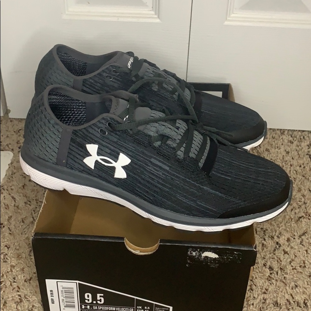 Men’s 9.5 UA speedform new in box, PLUS BONUS GIfT